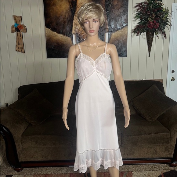 Vanity Fair Other - Vanity Fair • Vintage • Size 34 • Medium • Pink • Lace • Ruffle • Slip Nightgown